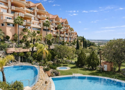 ELEGANTE APARTAMENTO DE 3 DORMITORIOS CON IMPRESIONANTES VISTAS EN NUEVA ANDALUCÍA