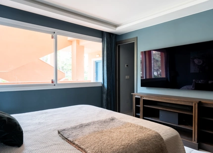 ELEGANTE APARTAMENTO DE 3 DORMITORIOS CON IMPRESIONANTES VISTAS EN NUEVA ANDALUCÍA