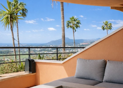 ELEGANTE APARTAMENTO DE 3 DORMITORIOS CON IMPRESIONANTES VISTAS EN NUEVA ANDALUCÍA