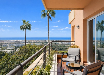 ELEGANTE APARTAMENTO DE 3 DORMITORIOS CON IMPRESIONANTES VISTAS EN NUEVA ANDALUCÍA