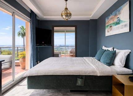 ELEGANTE APARTAMENTO DE 3 DORMITORIOS CON IMPRESIONANTES VISTAS EN NUEVA ANDALUCÍA