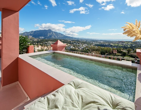 LUXURY DUPLEX PENTHOUSE WITH PRIVATE POOL IN BENAHAVÍS