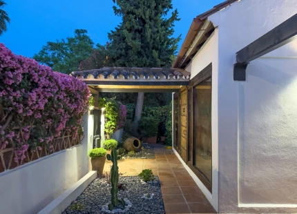 ENCANTADORA VILLA PARA ALQUILER VACACIONAL EN NUEVA ANDALUCÍA