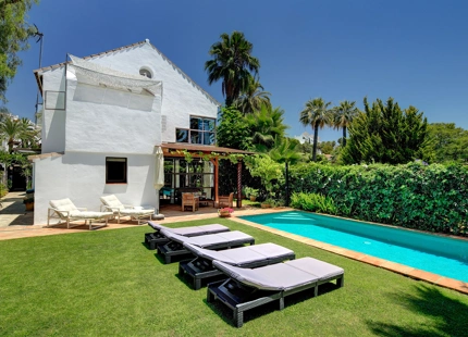 ENCANTADORA VILLA PARA ALQUILER VACACIONAL EN NUEVA ANDALUCÍA
