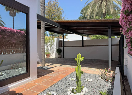 ENCANTADORA VILLA PARA ALQUILER VACACIONAL EN NUEVA ANDALUCÍA