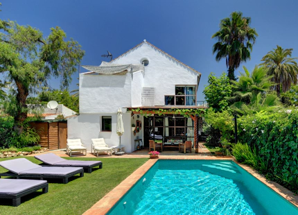 ENCANTADORA VILLA PARA ALQUILER VACACIONAL EN NUEVA ANDALUCÍA