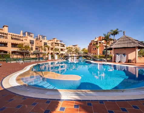 SPACIOUS 4-BEDROOM APARTMENT ON THE NEW GOLDEN MILE, ESTEPONA