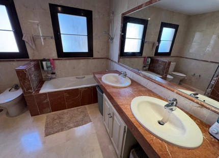 SPACIOUS 4-BEDROOM APARTMENT ON THE NEW GOLDEN MILE, ESTEPONA