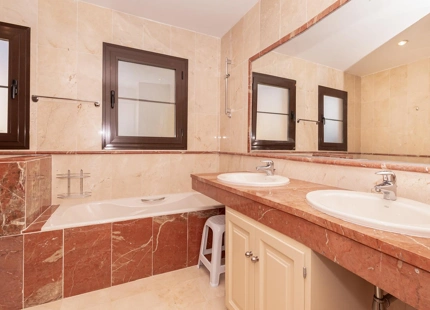 SPACIOUS 4-BEDROOM APARTMENT ON THE NEW GOLDEN MILE, ESTEPONA