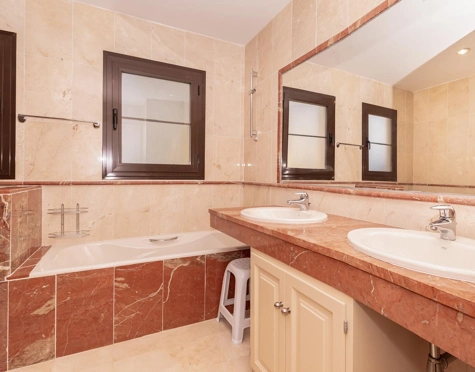 Apartamento en venta en Hacienda del Sol, Estepona East