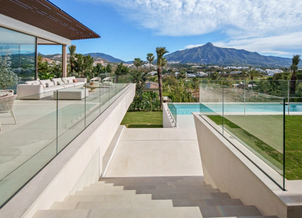 VILLA EXCEPCIONAL CON IMPRESIONANTES VISTAS Y CARACTERÍSTICAS EN NUEVA ANDALUCÍA