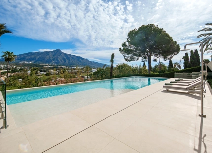 VILLA EXCEPCIONAL CON IMPRESIONANTES VISTAS Y CARACTERÍSTICAS EN NUEVA ANDALUCÍA