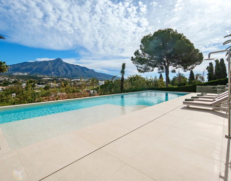 Villa en venta en Nueva Andalucia, Marbella