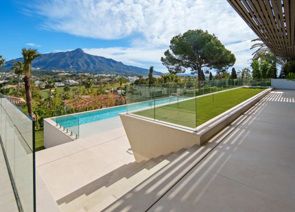 VILLA EXCEPCIONAL CON IMPRESIONANTES VISTAS Y CARACTERÍSTICAS EN NUEVA ANDALUCÍA