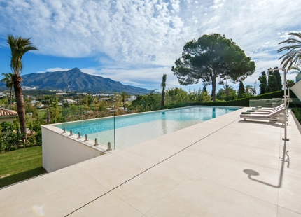 VILLA EXCEPCIONAL CON IMPRESIONANTES VISTAS Y CARACTERÍSTICAS EN NUEVA ANDALUCÍA