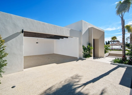 VILLA EXCEPCIONAL CON IMPRESIONANTES VISTAS Y CARACTERÍSTICAS EN NUEVA ANDALUCÍA