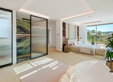 VILLA EXCEPCIONAL CON IMPRESIONANTES VISTAS Y CARACTERÍSTICAS EN NUEVA ANDALUCÍA