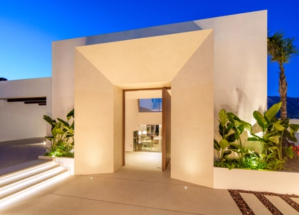 VILLA EXCEPCIONAL CON IMPRESIONANTES VISTAS Y CARACTERÍSTICAS EN NUEVA ANDALUCÍA