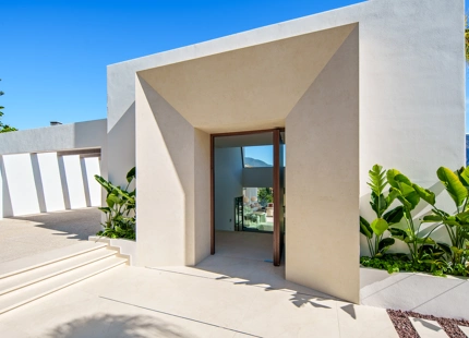 VILLA EXCEPCIONAL CON IMPRESIONANTES VISTAS Y CARACTERÍSTICAS EN NUEVA ANDALUCÍA