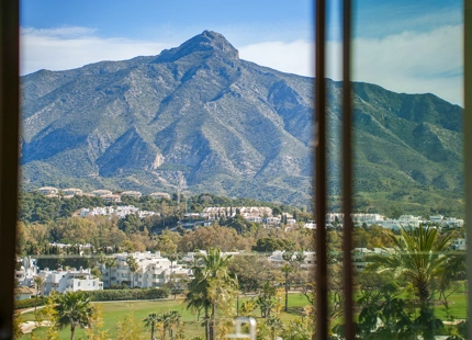 VILLA EXCEPCIONAL CON IMPRESIONANTES VISTAS Y CARACTERÍSTICAS EN NUEVA ANDALUCÍA