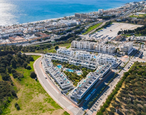 CONTEMPORARY 4-BEDROOM TOWNHOUSE WITH ROOFTOP POOL IN LA CALA DE MIJAS