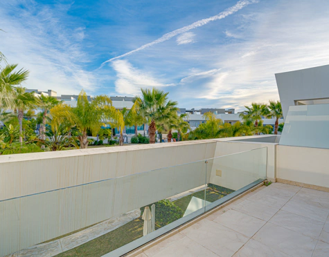 CONTEMPORARY 4-BEDROOM TOWNHOUSE WITH ROOFTOP POOL IN LA CALA DE MIJAS