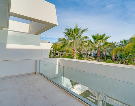 CONTEMPORARY 4-BEDROOM TOWNHOUSE WITH ROOFTOP POOL IN LA CALA DE MIJAS