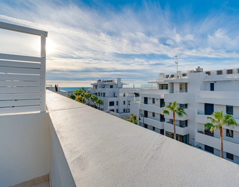 CONTEMPORARY 4-BEDROOM TOWNHOUSE WITH ROOFTOP POOL IN LA CALA DE MIJAS
