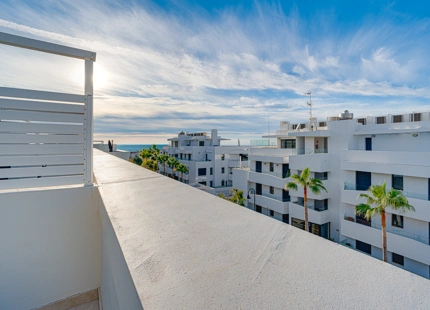 CONTEMPORARY 4-BEDROOM TOWNHOUSE WITH ROOFTOP POOL IN LA CALA DE MIJAS