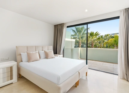 CONTEMPORARY 4-BEDROOM TOWNHOUSE WITH ROOFTOP POOL IN LA CALA DE MIJAS