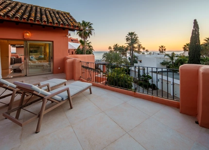 ÁTICO DÚPLEX DE LUJO EN UNA COMUNIDAD EN PRIMERA LÍNEA DE PLAYA EN LA MORERA, MARBELLA ESTE