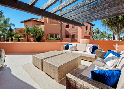 ÁTICO DÚPLEX DE LUJO EN UNA COMUNIDAD EN PRIMERA LÍNEA DE PLAYA EN LA MORERA, MARBELLA ESTE