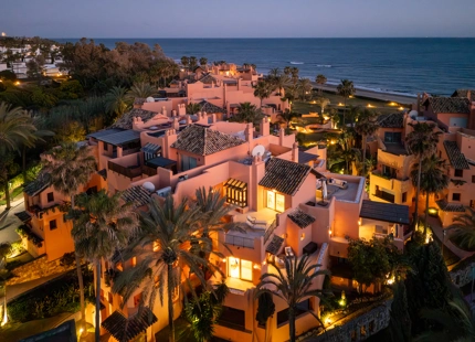 ÁTICO DÚPLEX DE LUJO EN UNA COMUNIDAD EN PRIMERA LÍNEA DE PLAYA EN LA MORERA, MARBELLA ESTE