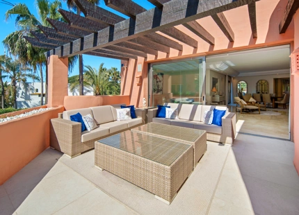 ÁTICO DÚPLEX DE LUJO EN UNA COMUNIDAD EN PRIMERA LÍNEA DE PLAYA EN LA MORERA, MARBELLA ESTE