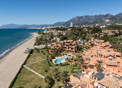 ÁTICO DÚPLEX DE LUJO EN UNA COMUNIDAD EN PRIMERA LÍNEA DE PLAYA EN LA MORERA, MARBELLA ESTE