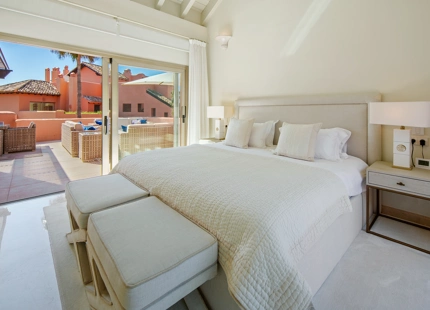 ÁTICO DÚPLEX DE LUJO EN UNA COMUNIDAD EN PRIMERA LÍNEA DE PLAYA EN LA MORERA, MARBELLA ESTE
