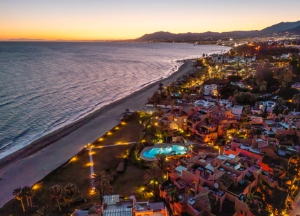 ÁTICO DÚPLEX DE LUJO EN UNA COMUNIDAD EN PRIMERA LÍNEA DE PLAYA EN LA MORERA, MARBELLA ESTE