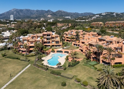 ÁTICO DÚPLEX DE LUJO EN UNA COMUNIDAD EN PRIMERA LÍNEA DE PLAYA EN LA MORERA, MARBELLA ESTE