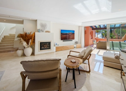 ÁTICO DÚPLEX DE LUJO EN UNA COMUNIDAD EN PRIMERA LÍNEA DE PLAYA EN LA MORERA, MARBELLA ESTE