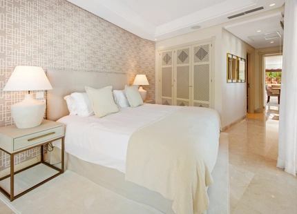 ÁTICO DÚPLEX DE LUJO EN UNA COMUNIDAD EN PRIMERA LÍNEA DE PLAYA EN LA MORERA, MARBELLA ESTE