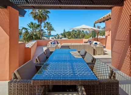 ÁTICO DÚPLEX DE LUJO EN UNA COMUNIDAD EN PRIMERA LÍNEA DE PLAYA EN LA MORERA, MARBELLA ESTE