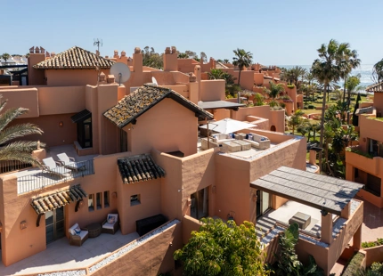ÁTICO DÚPLEX DE LUJO EN UNA COMUNIDAD EN PRIMERA LÍNEA DE PLAYA EN LA MORERA, MARBELLA ESTE