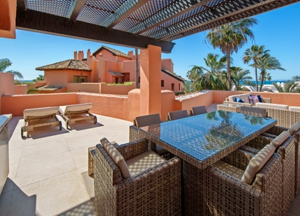 ÁTICO DÚPLEX DE LUJO EN UNA COMUNIDAD EN PRIMERA LÍNEA DE PLAYA EN LA MORERA, MARBELLA ESTE