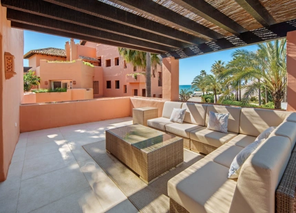 ÁTICO DÚPLEX DE LUJO EN UNA COMUNIDAD EN PRIMERA LÍNEA DE PLAYA EN LA MORERA, MARBELLA ESTE
