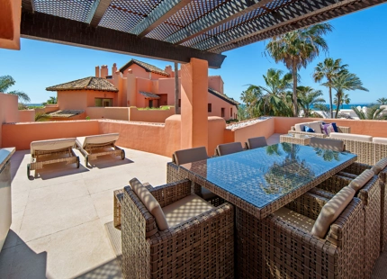ÁTICO DÚPLEX DE LUJO EN UNA COMUNIDAD EN PRIMERA LÍNEA DE PLAYA EN LA MORERA, MARBELLA ESTE