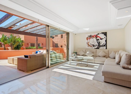 ÁTICO DÚPLEX DE LUJO EN UNA COMUNIDAD EN PRIMERA LÍNEA DE PLAYA EN LA MORERA, MARBELLA ESTE