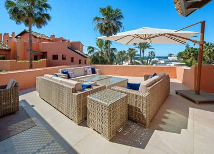 ÁTICO DÚPLEX DE LUJO EN UNA COMUNIDAD EN PRIMERA LÍNEA DE PLAYA EN LA MORERA, MARBELLA ESTE
