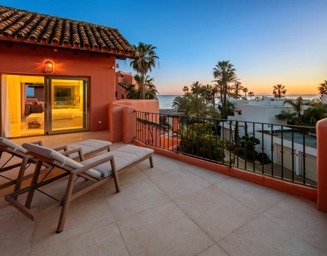 LUXURY DUPLEX PENTHOUSE IN FRONTLINE BEACH COMMUNITY IN LA MORERA, MARBELLA EAST