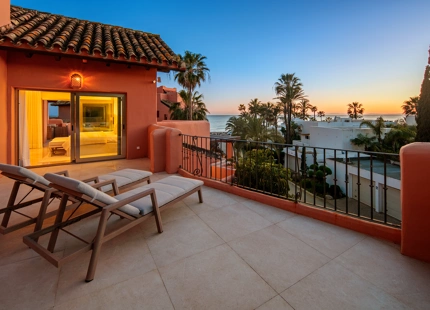 ÁTICO DÚPLEX DE LUJO EN UNA COMUNIDAD EN PRIMERA LÍNEA DE PLAYA EN LA MORERA, MARBELLA ESTE