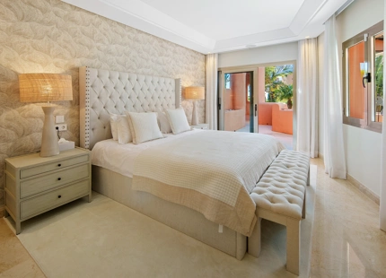 ÁTICO DÚPLEX DE LUJO EN UNA COMUNIDAD EN PRIMERA LÍNEA DE PLAYA EN LA MORERA, MARBELLA ESTE